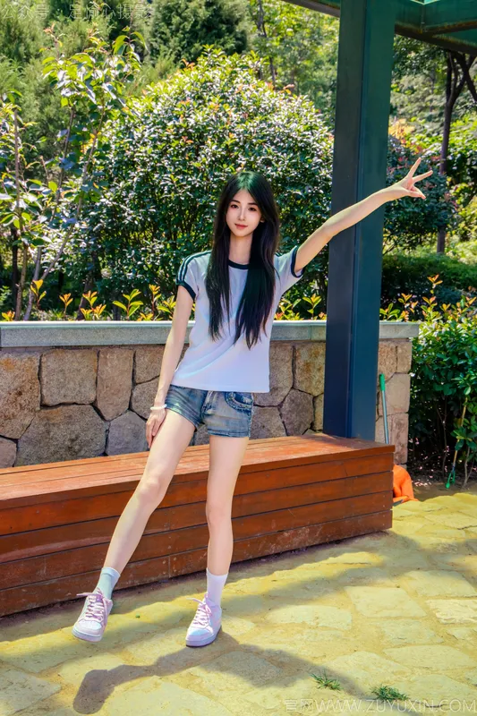 足愉心 No.051 小瑶（搭配:T恤、牛仔短裤、白棉袜、帆布鞋、裸足） - 足愉心